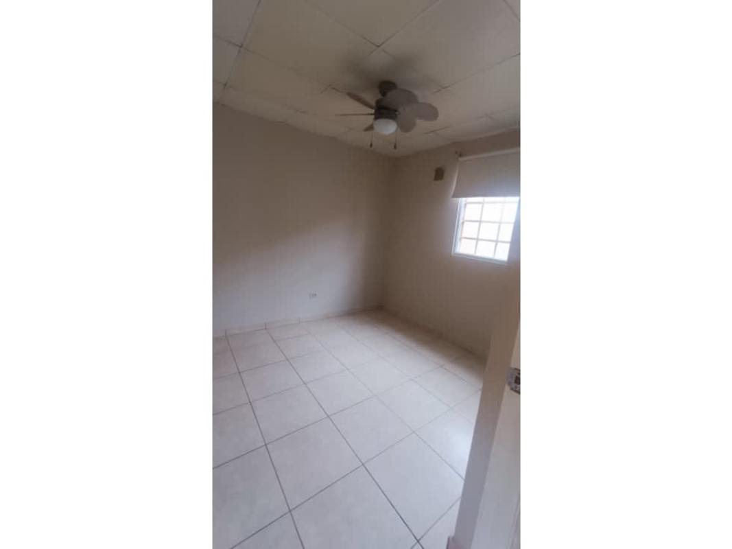 Spacious bedroom with ceramic floor, ceiling fan and window in Arboledas Costa Verde Panama