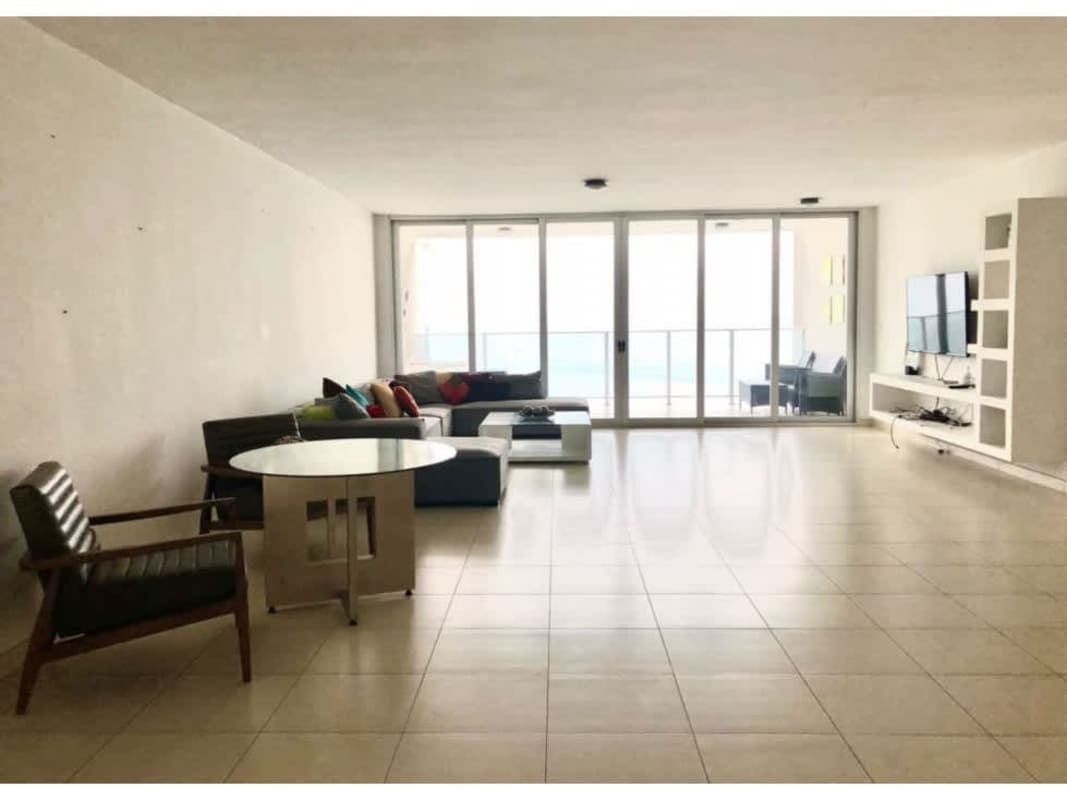 Unfurnished living room with large panoramic glass windows overlooking Pacific Ocean in Panama City