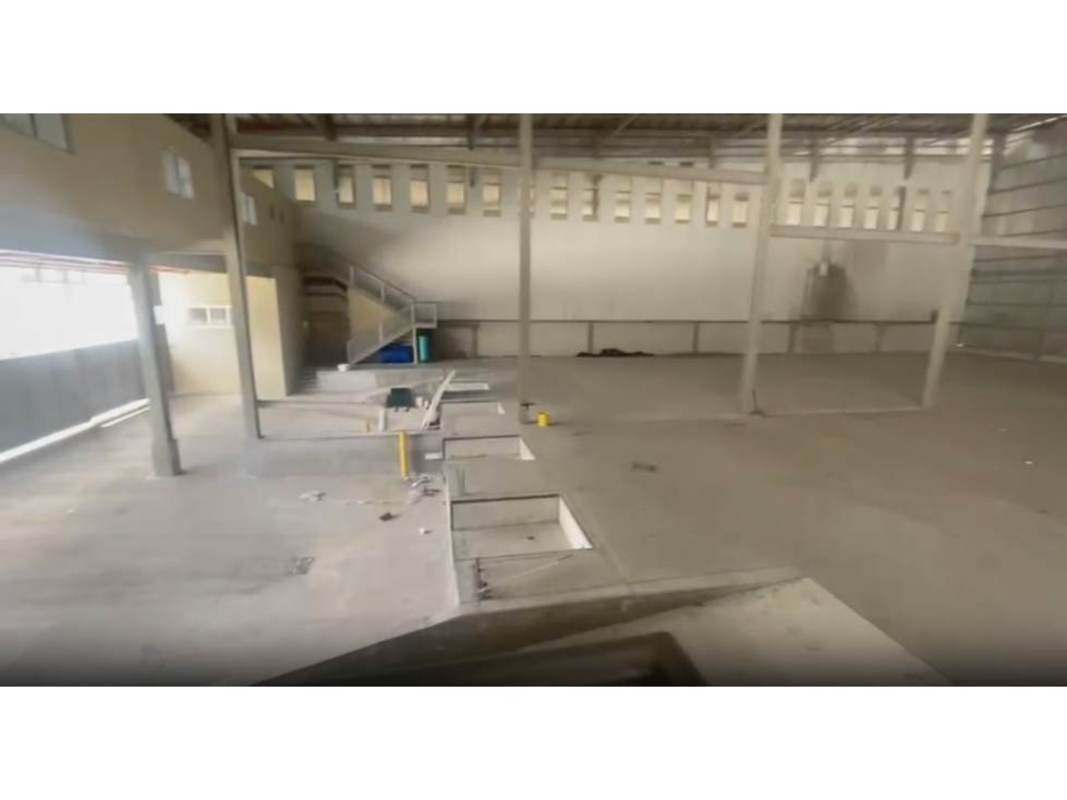Expansive warehouse floor with industrial supports in Panama Las Mañanitas