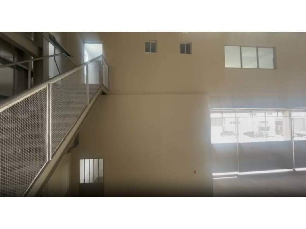 Empty high ceiling warehouse with mezzanine in Las Mañanitas Panama City