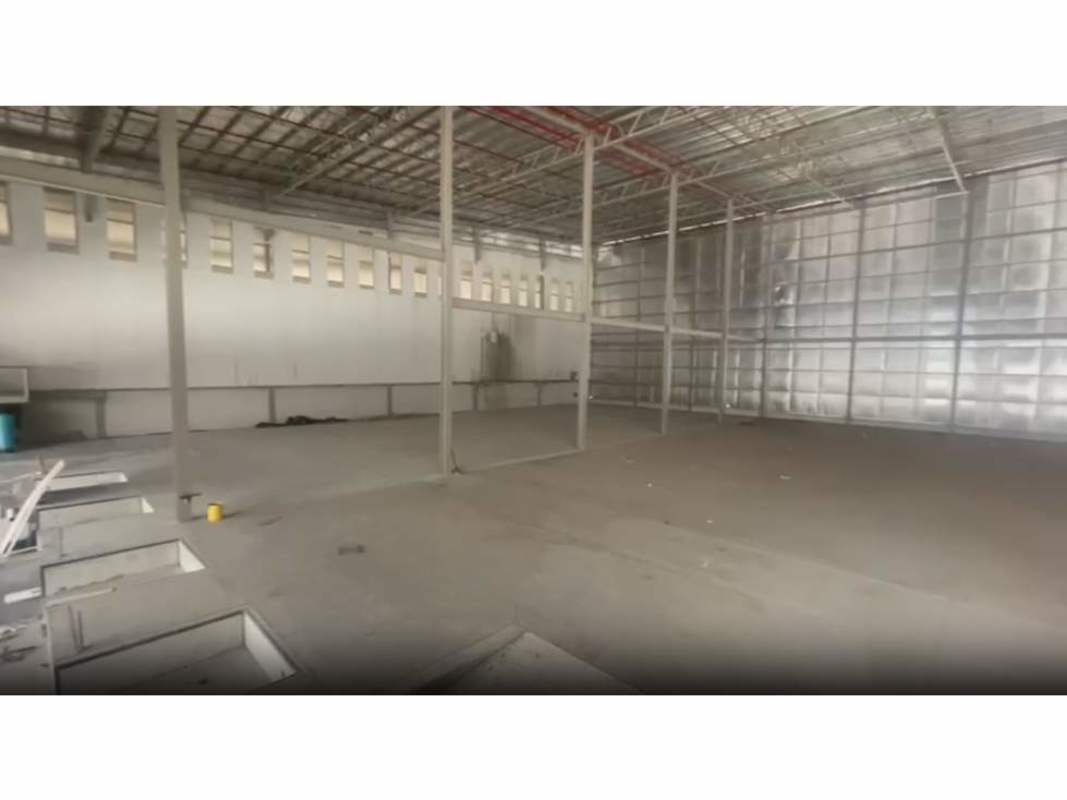 Industrial warehouse with high ceiling ideal for storage or production Panama
