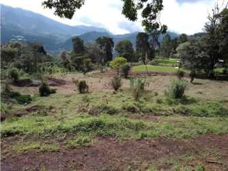 Vacant lot with mountains and lush nature for sale in gated community Boquete