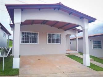 Single-story suburban house, covered parking, front garden, secure gate Brisas del Golf Arraiján