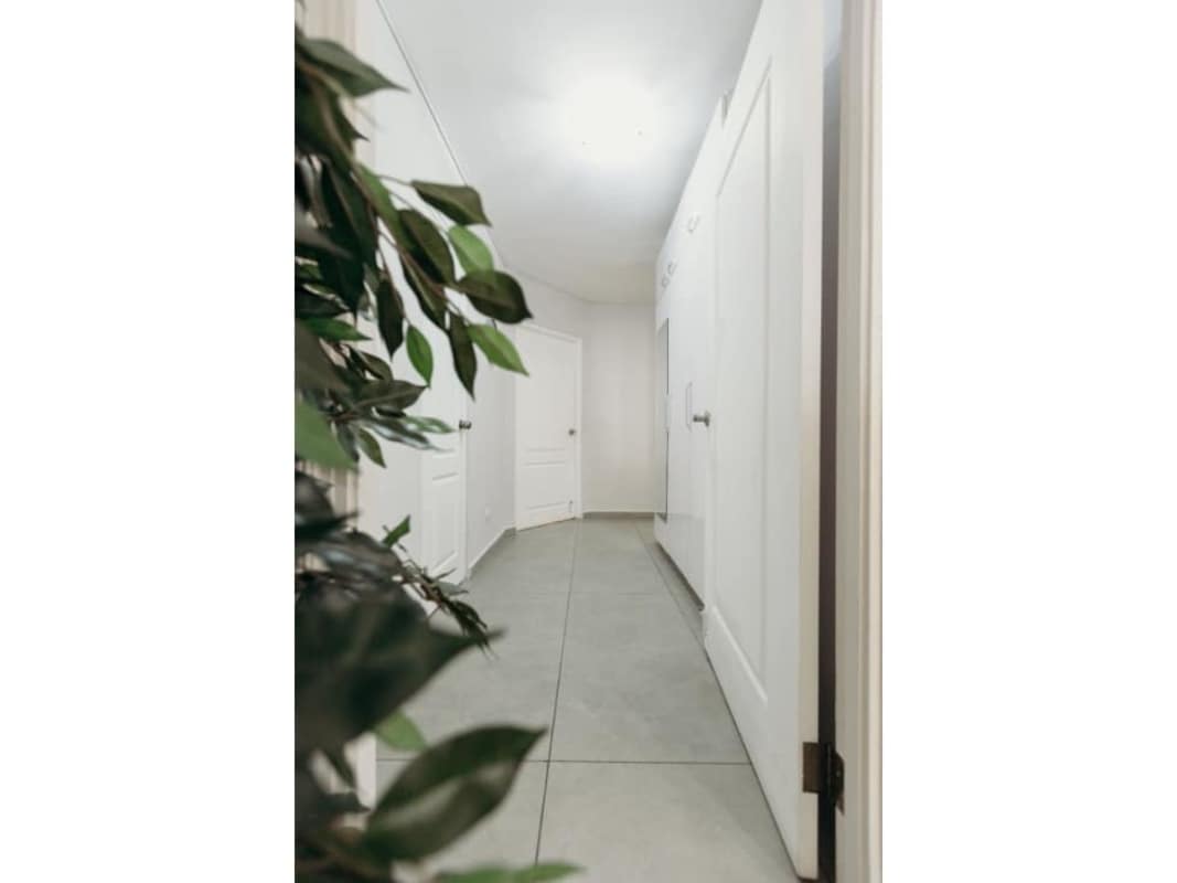 Large master bedroom with ensuite bathroom, built-in closet, air conditioning in PH Pestranza Coco del Mar