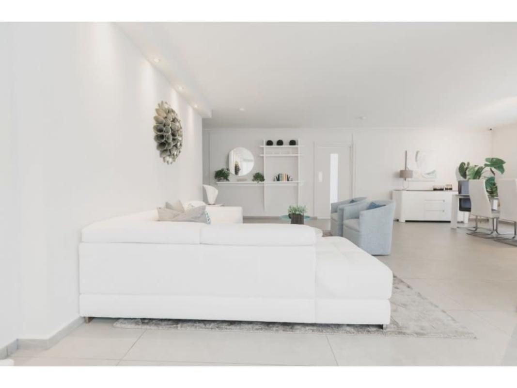 Contemporary kitchen with breakfast nook and appliances in PH Pestranza Coco del Mar