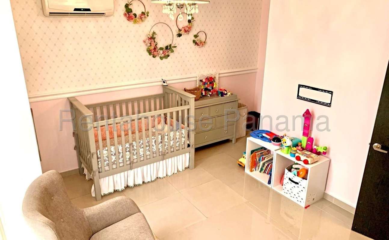 Kids bedroom with window, AC space, built-in closet PH Coco Village San Francisco