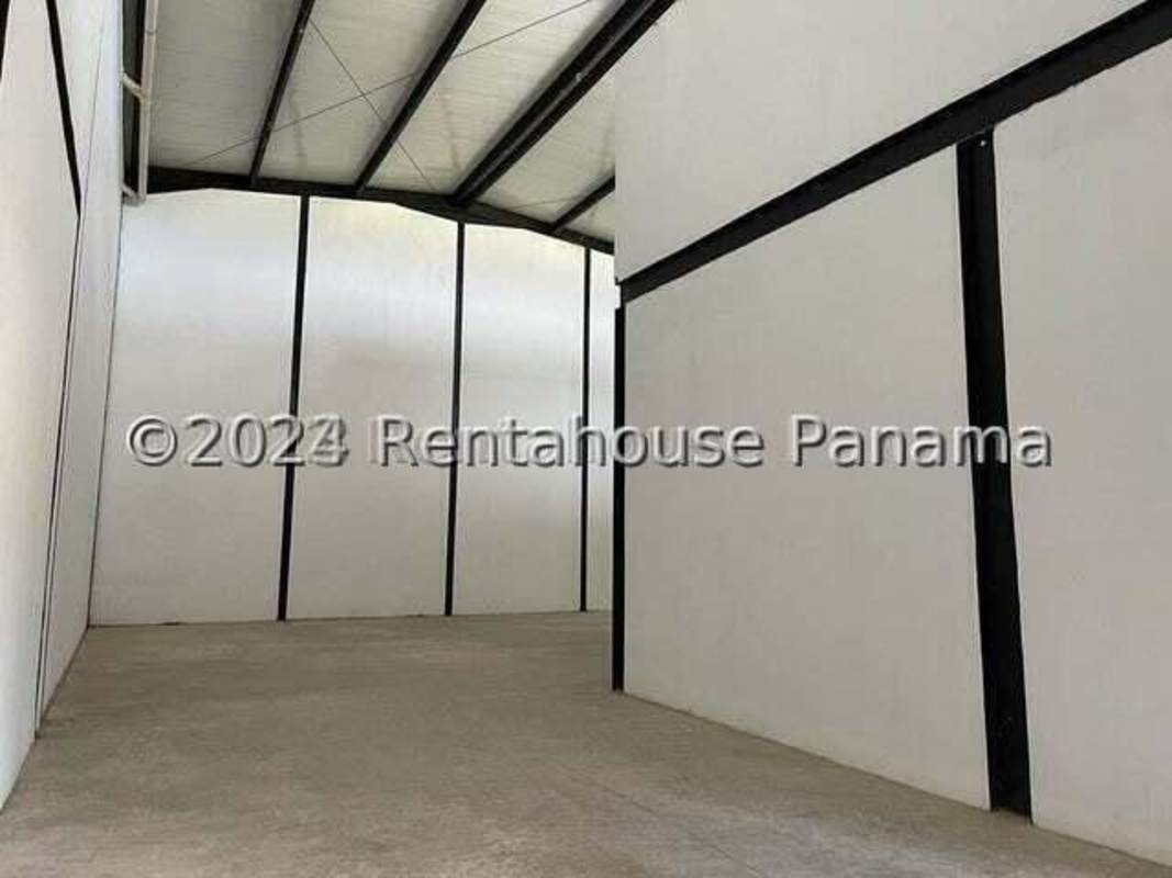 Exterior view warehouse with multiple steel rolling doors and ample driveway space in Las Americas Park Pacora