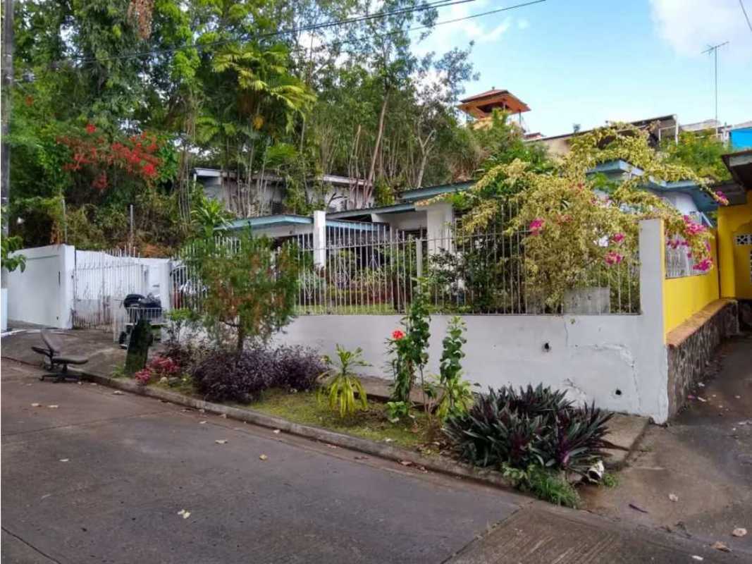 Single story house with gated driveway, garden and terrace Villa Lucre Panama