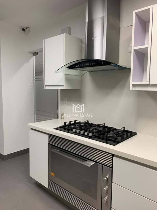 Modern kitchen with stainless appliances, gas stove, granite counters in Embassy Village Clayton Panama rental