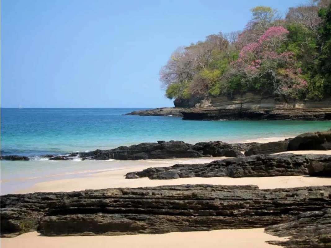 Mediterranean villa patio with garden view in Isla Saboga Las Perlas Panama