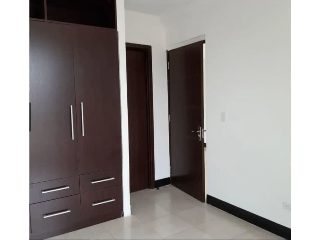 Bright bathroom with ceramic tile PH Sorrento Parque Lefevre for sale Panama City