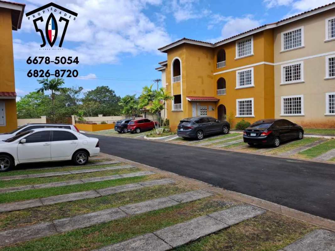 Three-story PH Cantabria building with parking, balconies and landscaping in Las Acacias Panama