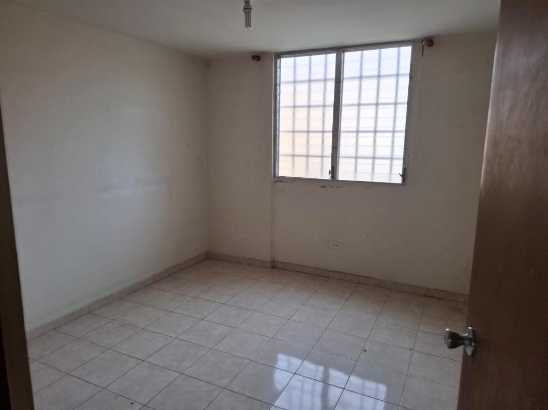 Empty tiled bedroom with large window and natural light PH Cantabria Las Acacias Panama