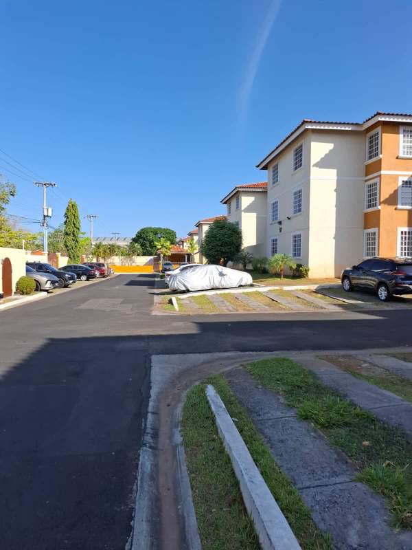 Covered social area with patio furnishings and adjacent swimming pool PH Cantabria Juan Diaz Panama