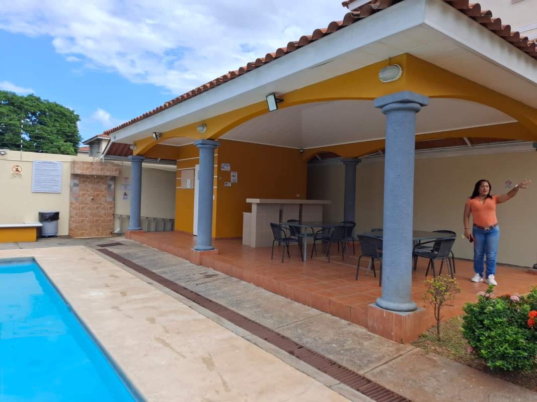 Outdoor pool with sun deck, palm trees and perimeter walls in PH Cantabria Panama City