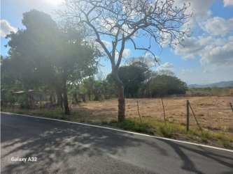 Clear buildable land beside main road in Penonomé Coclé with mountain scenery