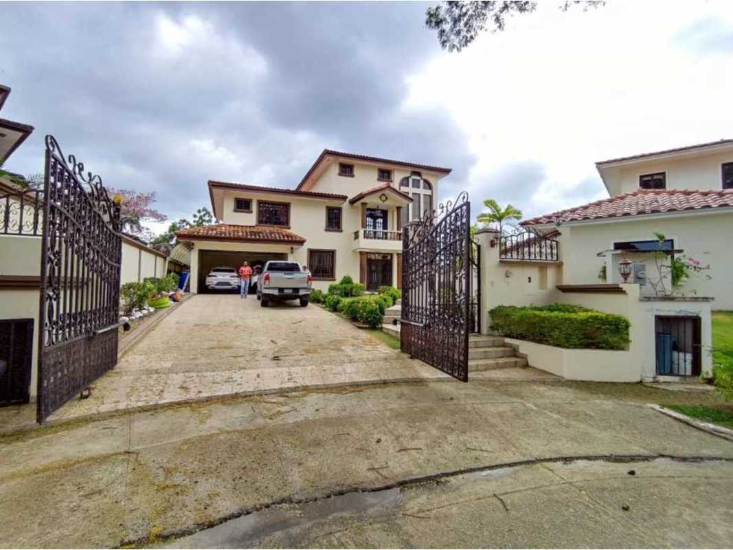 Traditional dining room with chandelier, ornate ceiling, classic dining furniture in Altos de Panamá home