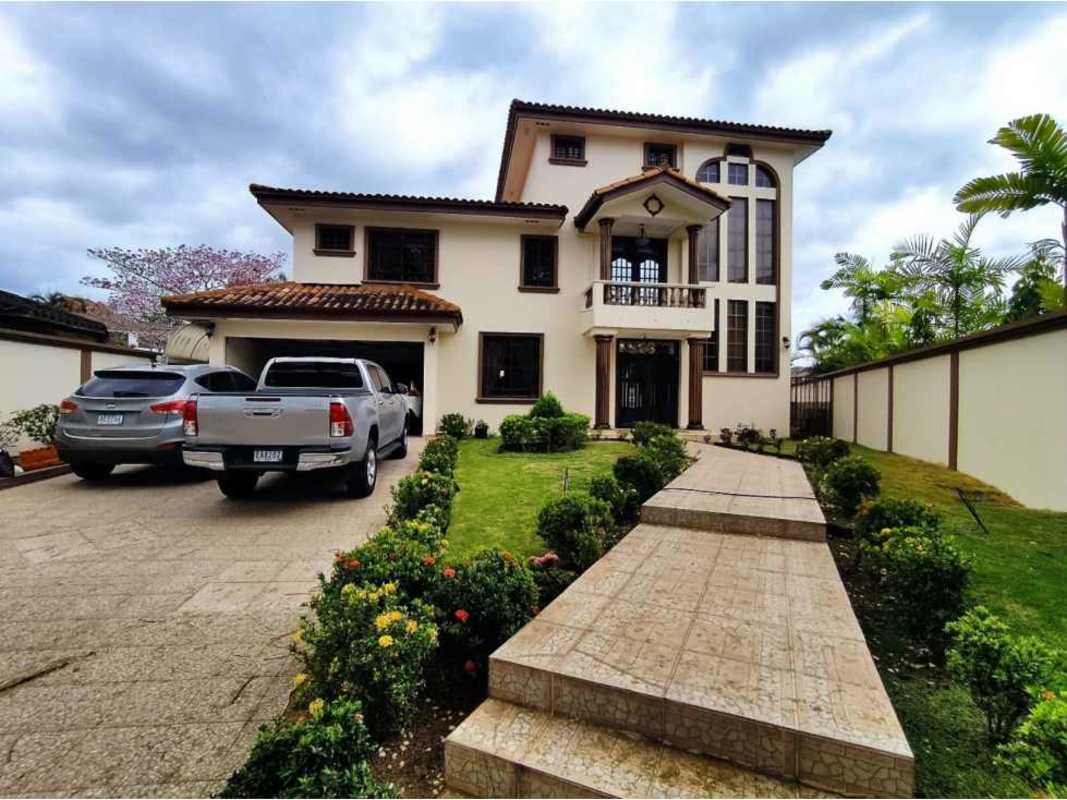 Mediterranean-style facade house with balcony, large windows, driveway Altos de Panamá Condado del Rey