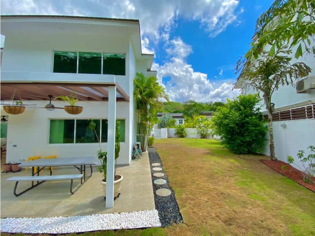 Spacious bedroom with modern design and split AC house for sale Altos de Panama PH Horizontes II