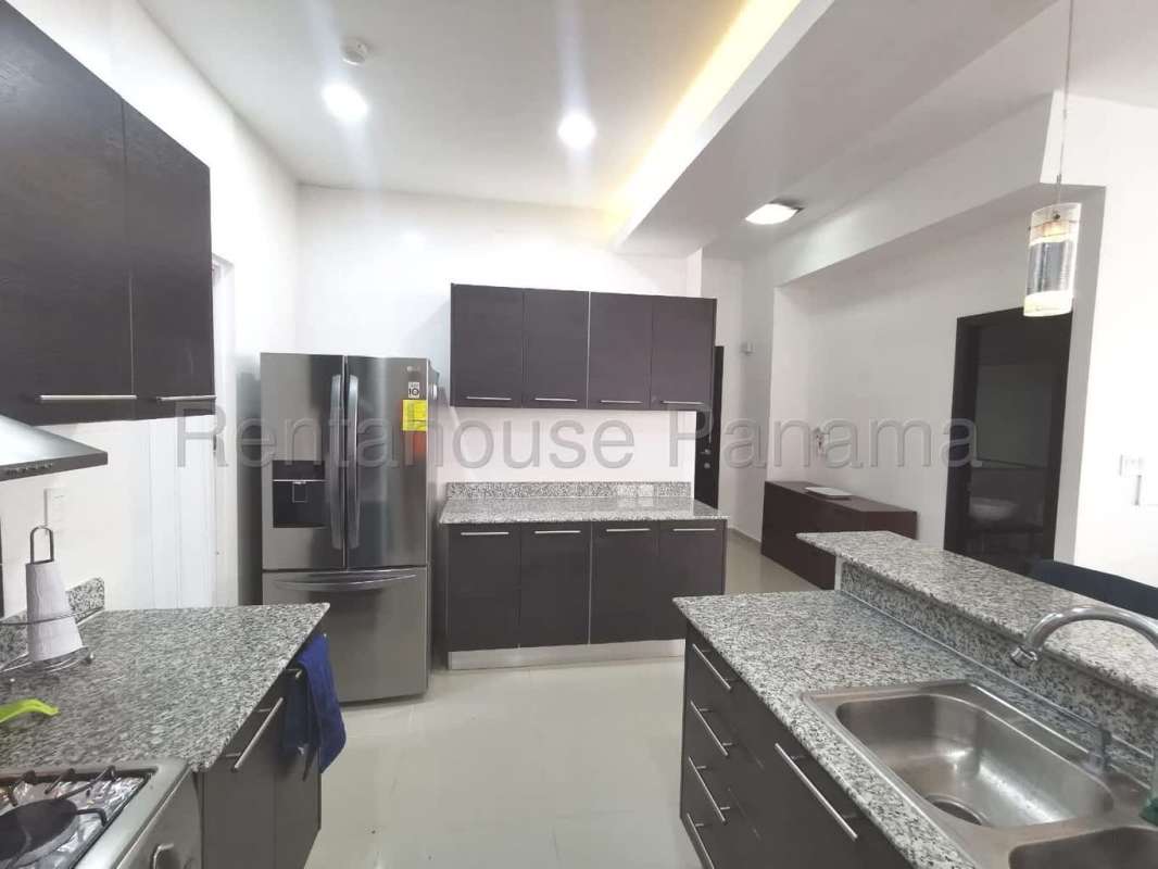 Furnished kitchen with granite breakfast bar and stainless appliances PH Quadrat Panama