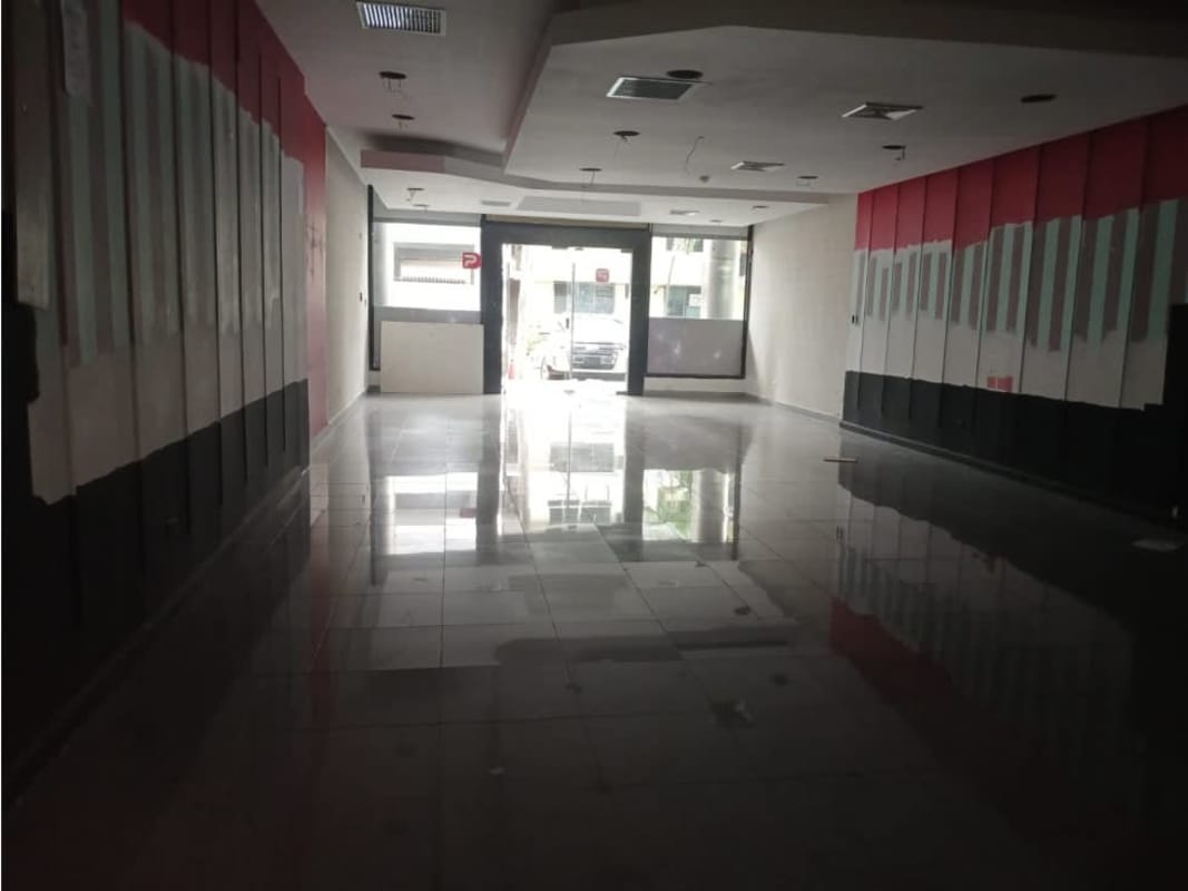 Large ground-level commercial space with glass entrance in Plaza Time Square Obarrio Panama City