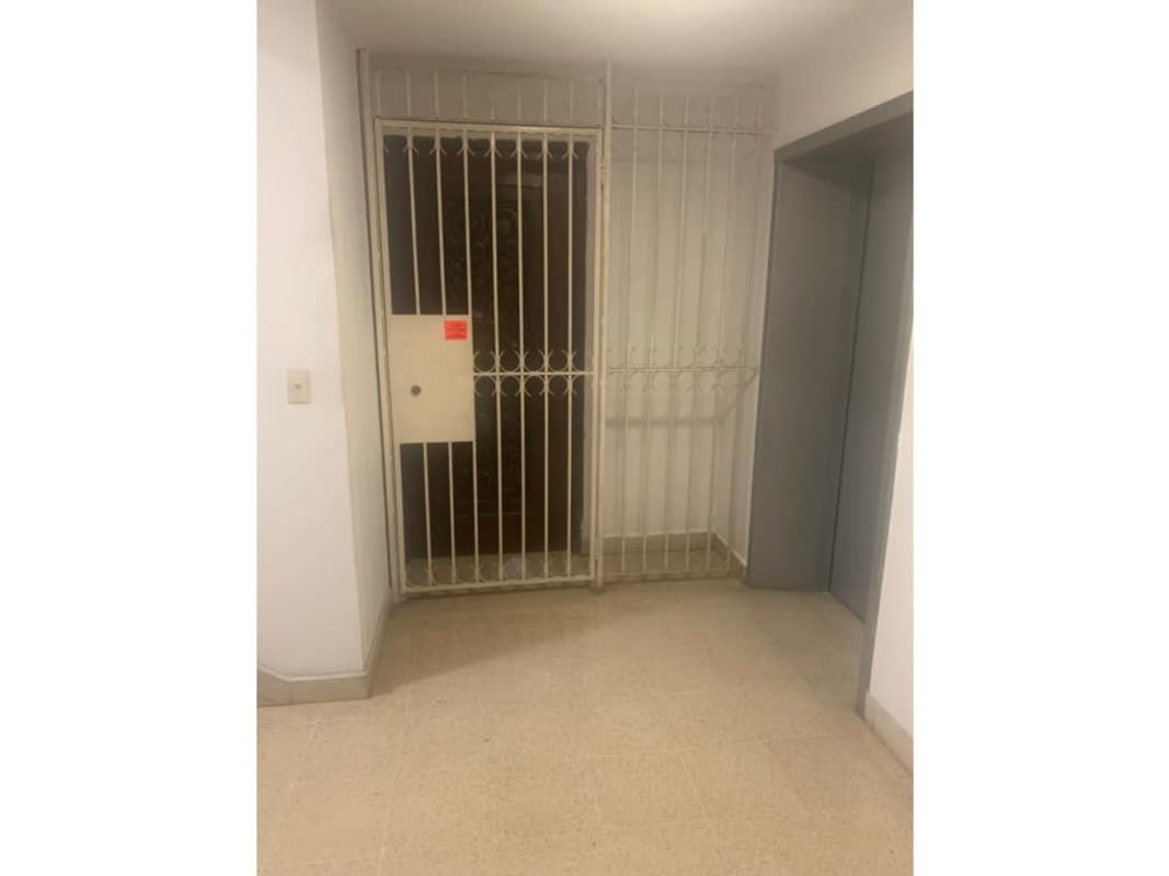 Spacious bedroom with AC, closet, louvered windows PH Fiesta Obarrio Panama City