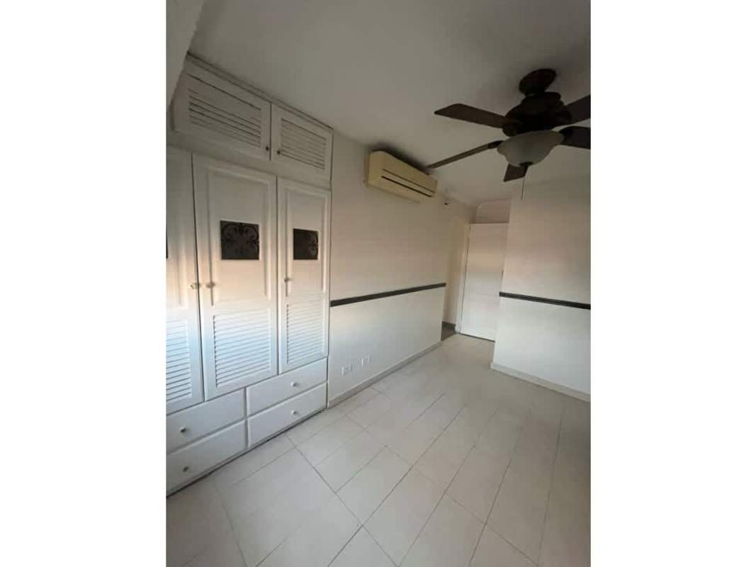 Bedroom with built-in closet, ceiling fan, air conditioning PH Park View El Dorado Panama