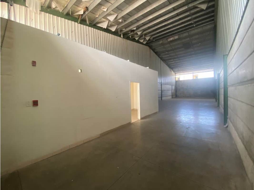 Spacious industrial warehouse with high ceiling and concrete floors in Villa Zaita Panama