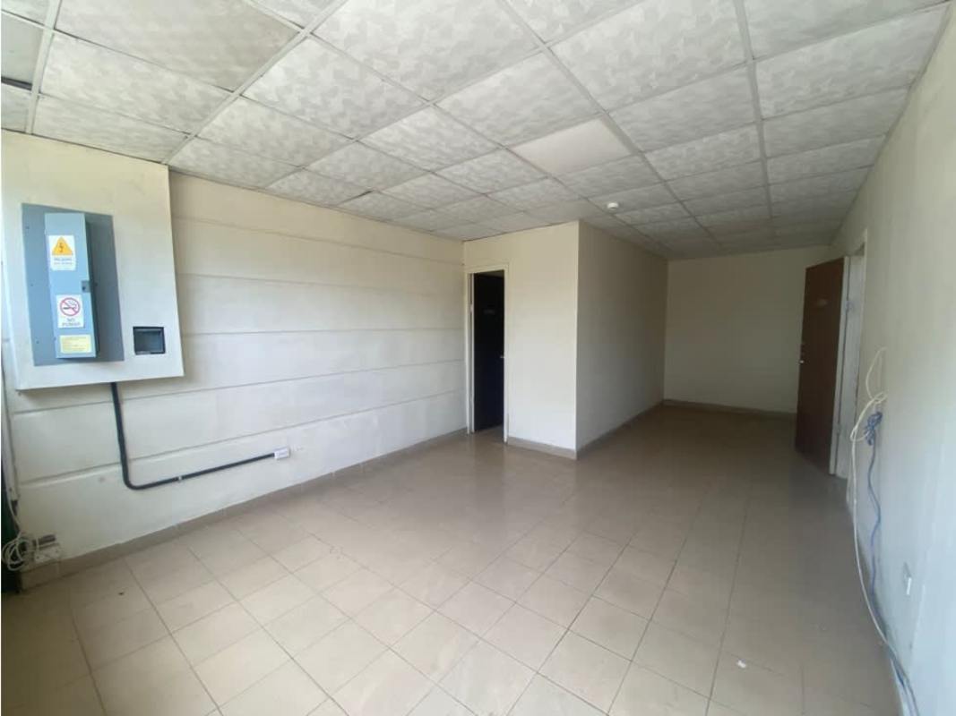 Simple clean bathroom inside warehouse for rent in Villa Zaita Panama