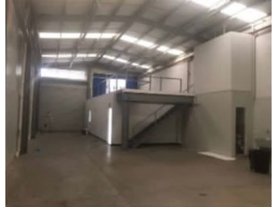 Industrial warehouse with concrete floor, mezzanine level and steel staircase in Panama City industrial zone