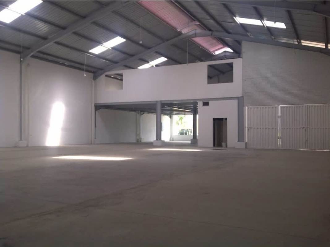 Spacious interior warehouse with high ceilings and mezzanine floor in Parque Industrial Las Americas Panama