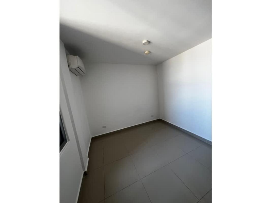 Modern minimalist bedroom with AC and closet space in PH Luma Panama City