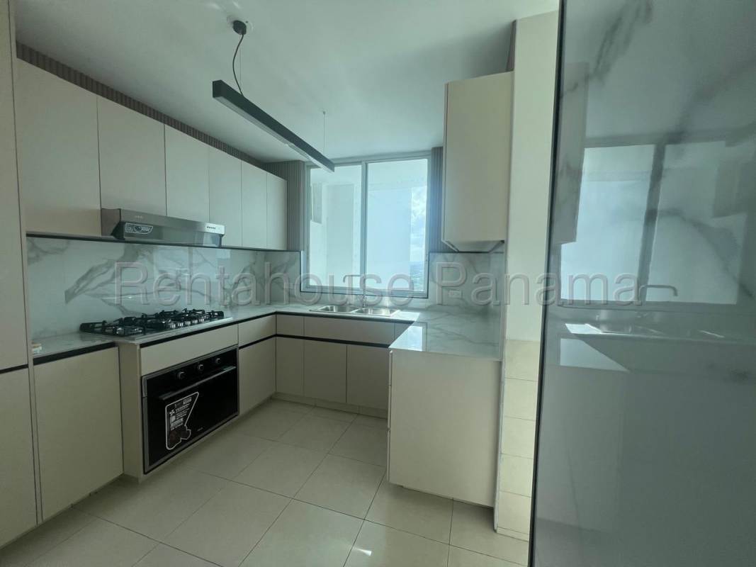 Sunny rooftop pool area city skyline view PH El Conquistador Panama