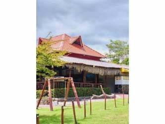 Rustic beach cabin with traditional thatched roof and porch in Farallón Río Hato