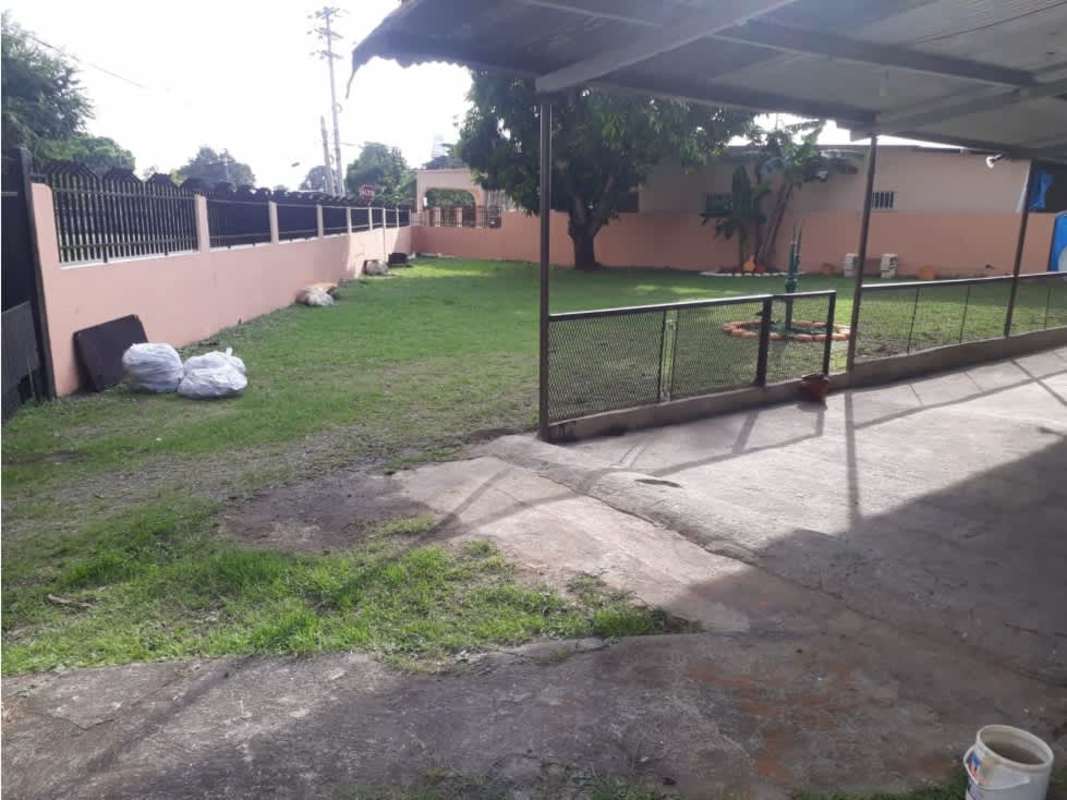 Covered terrace patio with fenced garden and lawn in Ciudad Radial Panama commercial property