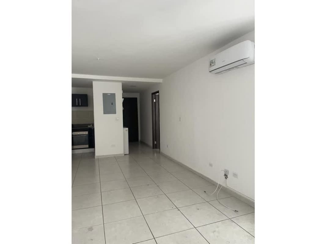 Bedroom with large windows, closet, natural light and city skyline views in PH Bay View Avenida Balboa Panama