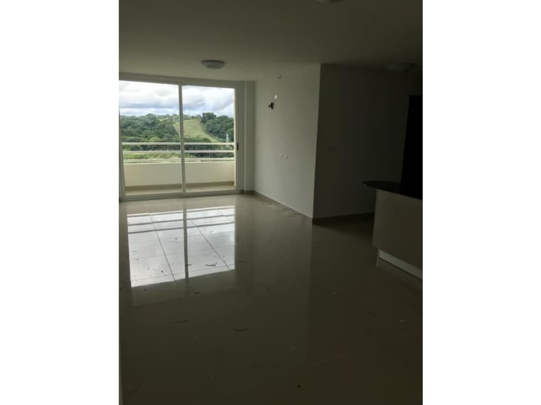 Bright living area with sliding doors to balcony at PH Green Park Condado del Rey