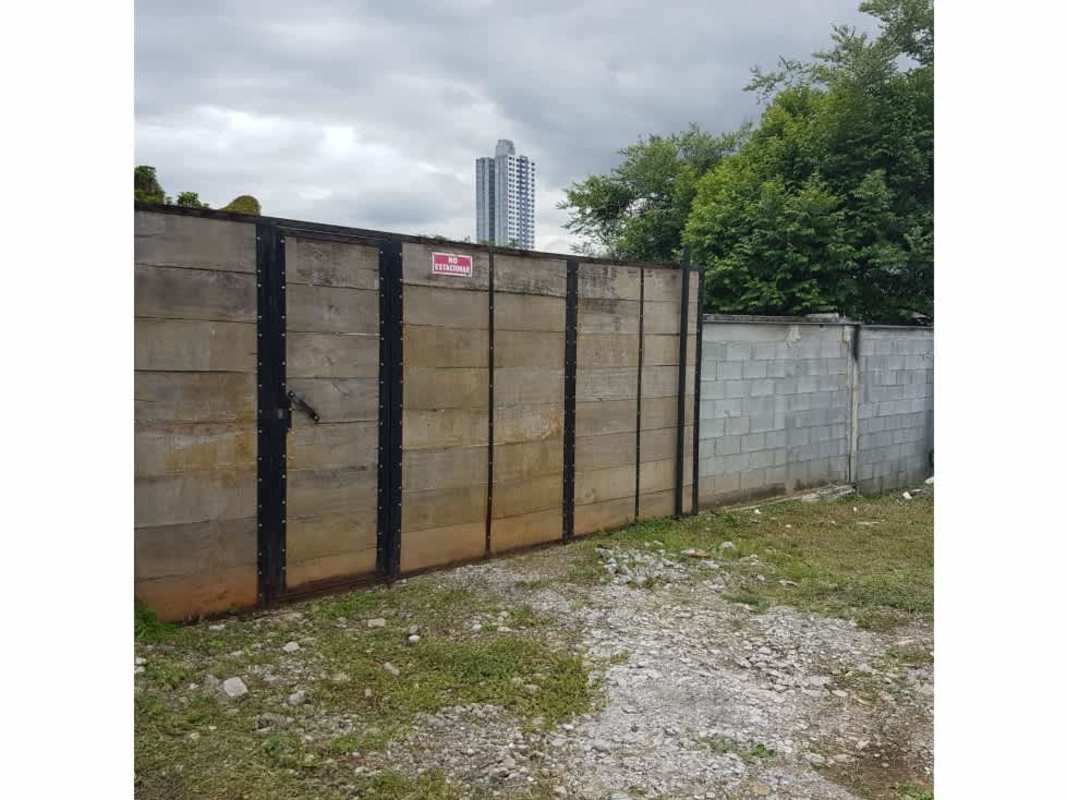 Green open lot with trees and residential buildings on Avenida La Pulida Panama City