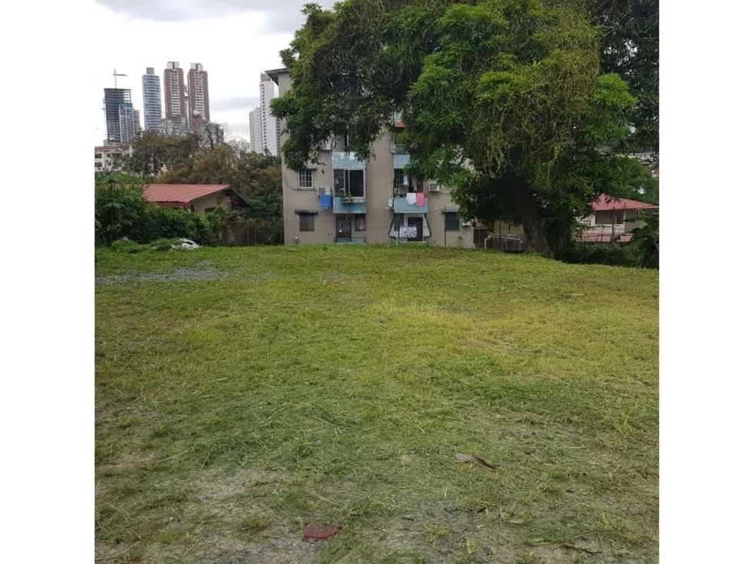 Commercial land with fence and nearby buildings on Avenida La Pulida Pueblo Nuevo Panama