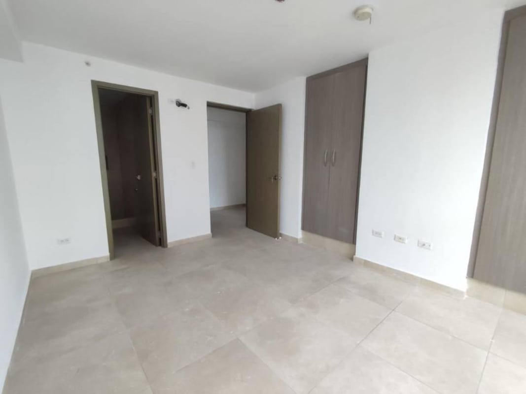 Modern secondary bedroom with built-in closet and large windows PH Lumiere Costa del Este Panama