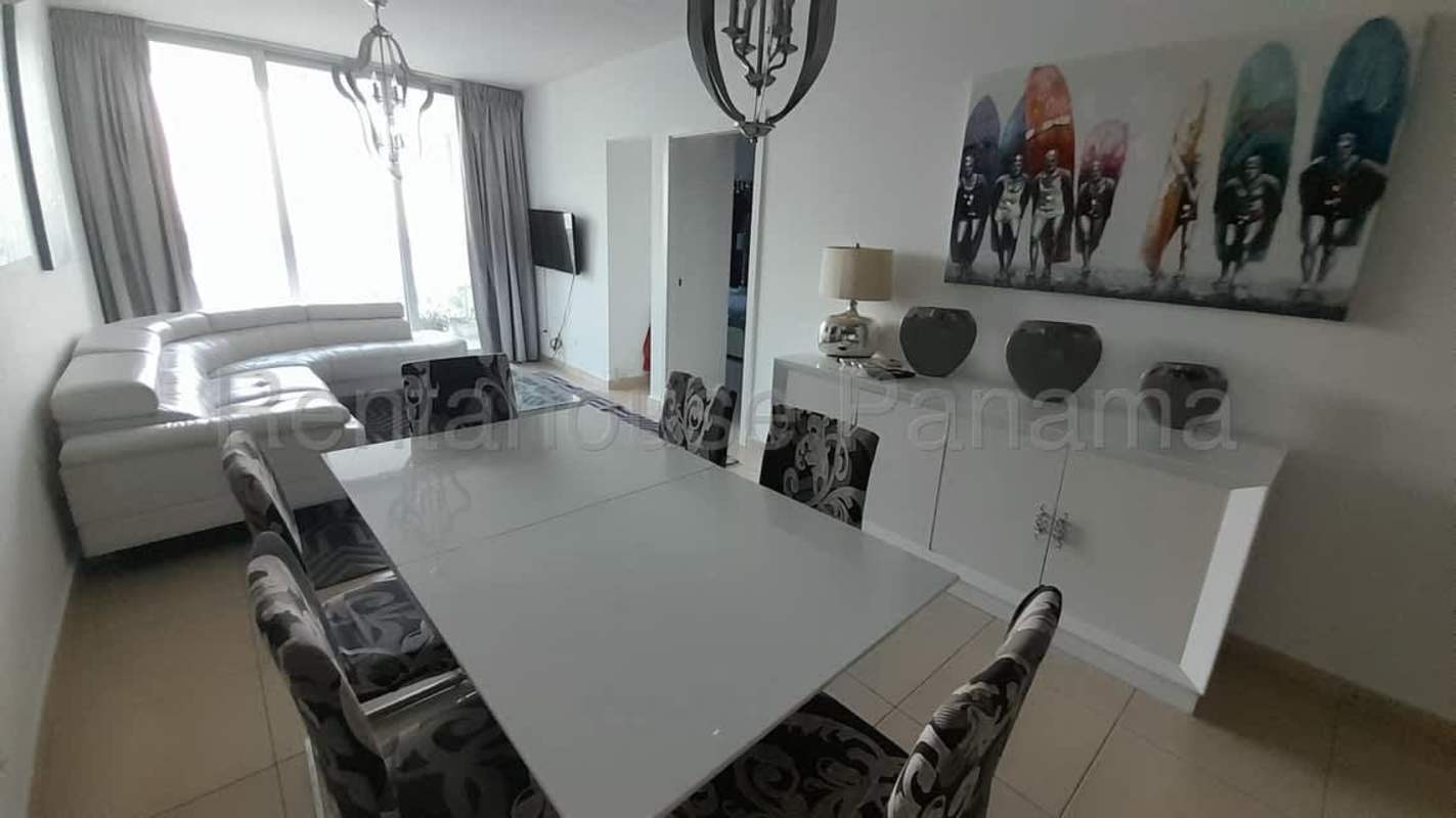 Rooftop infinity pool overlooking Pacific Ocean and skyline at PH BICSA Avenida Balboa Panama