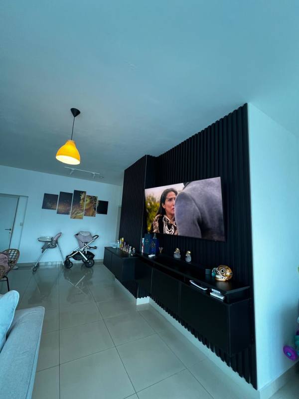 Spacious bedroom featuring large windows, closet and city views in PH Astoria El Cangrejo Panama