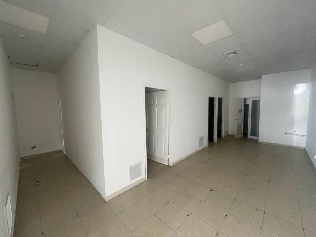 Flexible open floor commercial interior with tiled floors and clean white walls for rent in Costa del Este