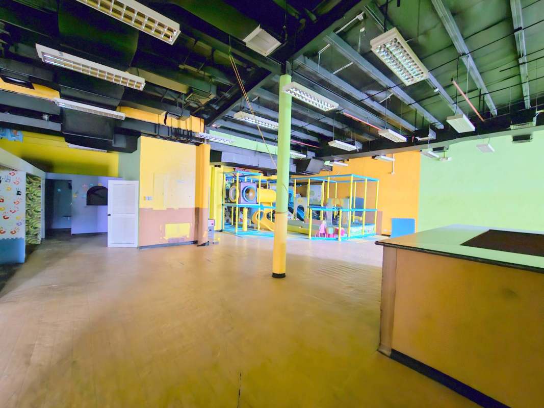 Commercial building corridor with elevator, stairs, tiled floors in Plaza Brisas 507 Brisas del Golf