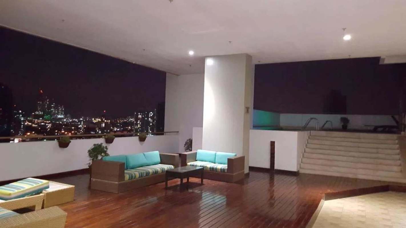 Infinity rooftop pool overlooking Panama City PH Window Tower