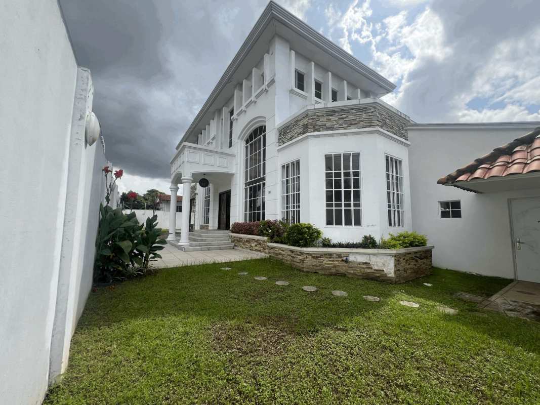 Entry hall with chandelier and tall ceilings in Altos de Golf luxury house Panama
