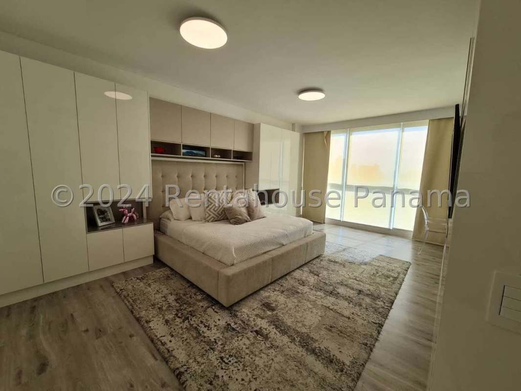 Large master bedroom with floor-to-ceiling windows overlooking the Pacific Ocean in PH Oceanaire Panama City