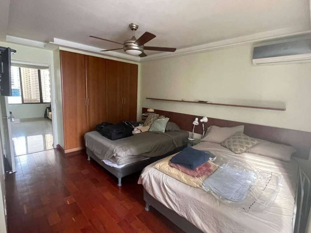 Second bedroom with wooden floors, AC, built-in closet Punta Paitilla Panama