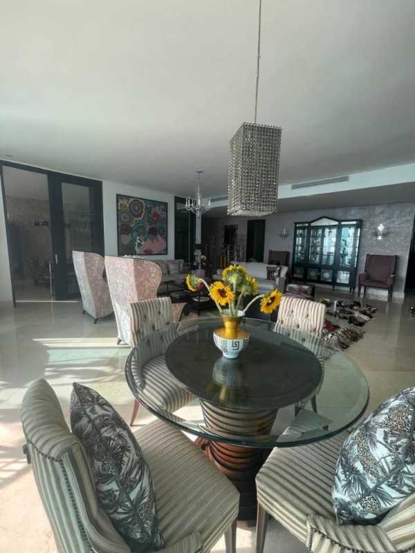 Spacious master bedroom with marina views, walk-in closet, ensuite bath at Ocean Reef Towers Panama