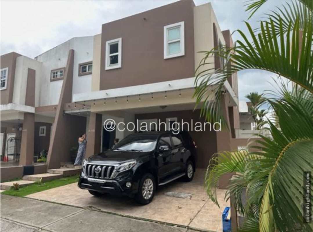Living room with marble accent wall, flat screen TV, recessed lighting at PH Everest Brisas del Golf Panama